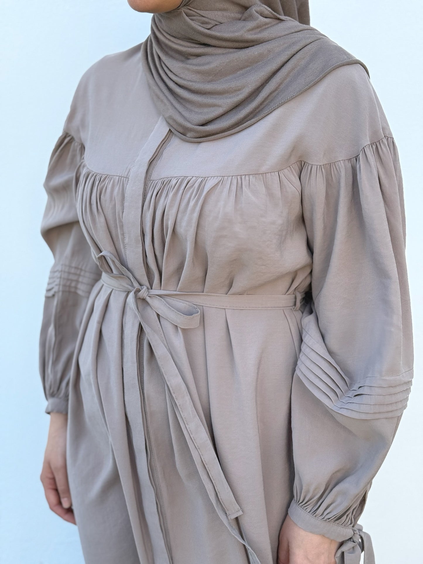 Fließendes Maxikleid mit Bindegürtel - Taube