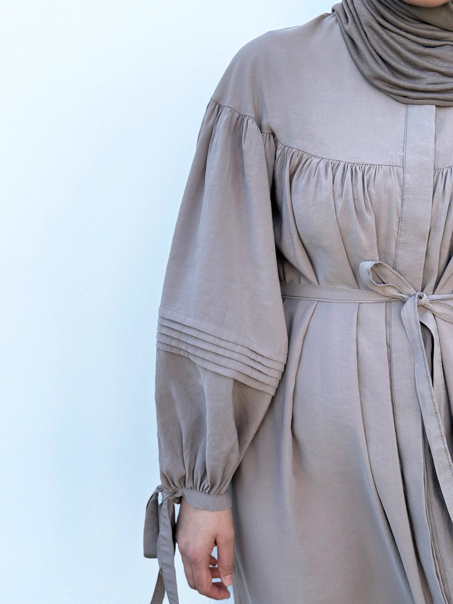 Fließendes Maxikleid mit Bindegürtel - Taube