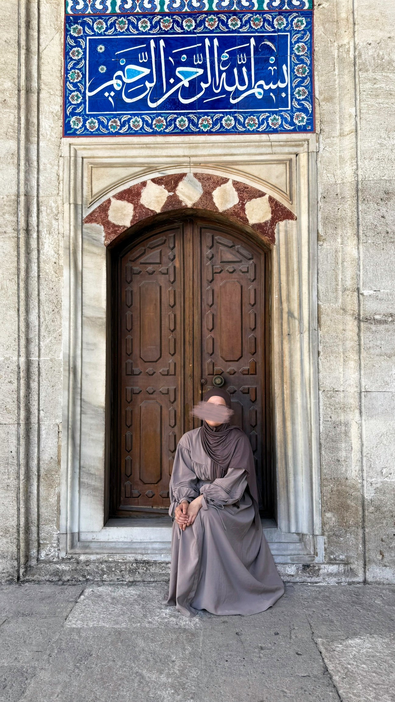 Fließendes Maxikleid mit Bindegürtel - Taube
