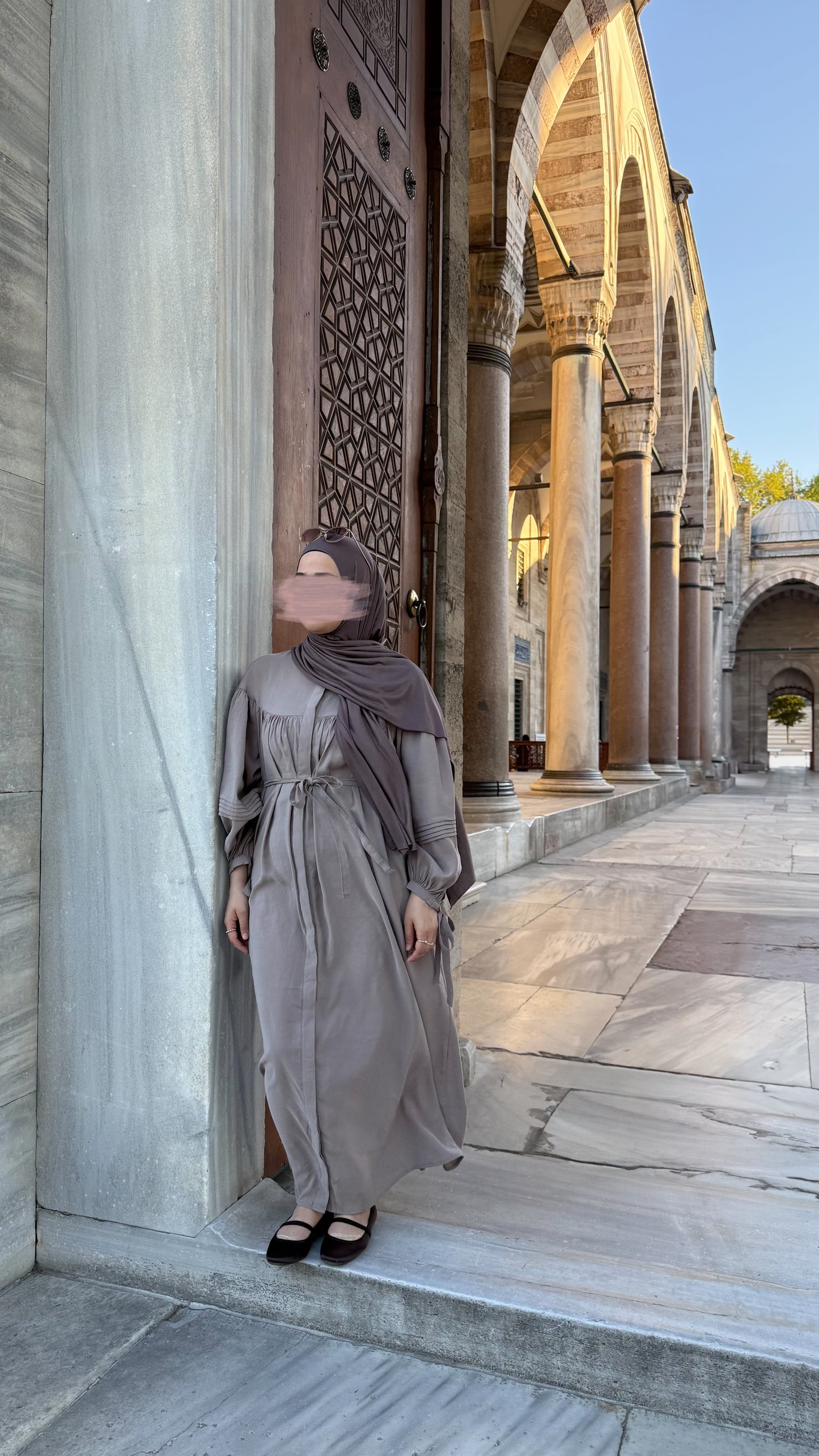 Fließendes Maxikleid mit Bindegürtel - Taube