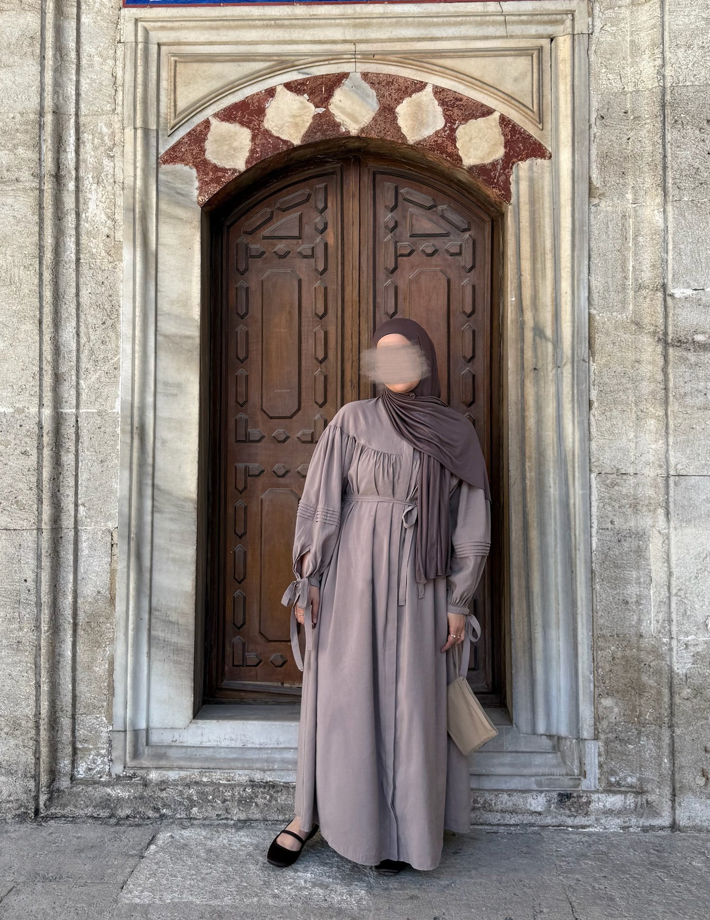 Fließendes Maxikleid mit Bindegürtel - Taube