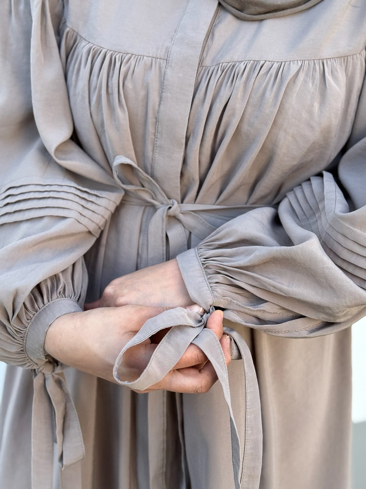 Fließendes Maxikleid mit Bindegürtel - Taube