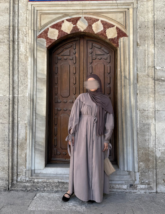 Fließendes Maxikleid mit Bindegürtel - Taube