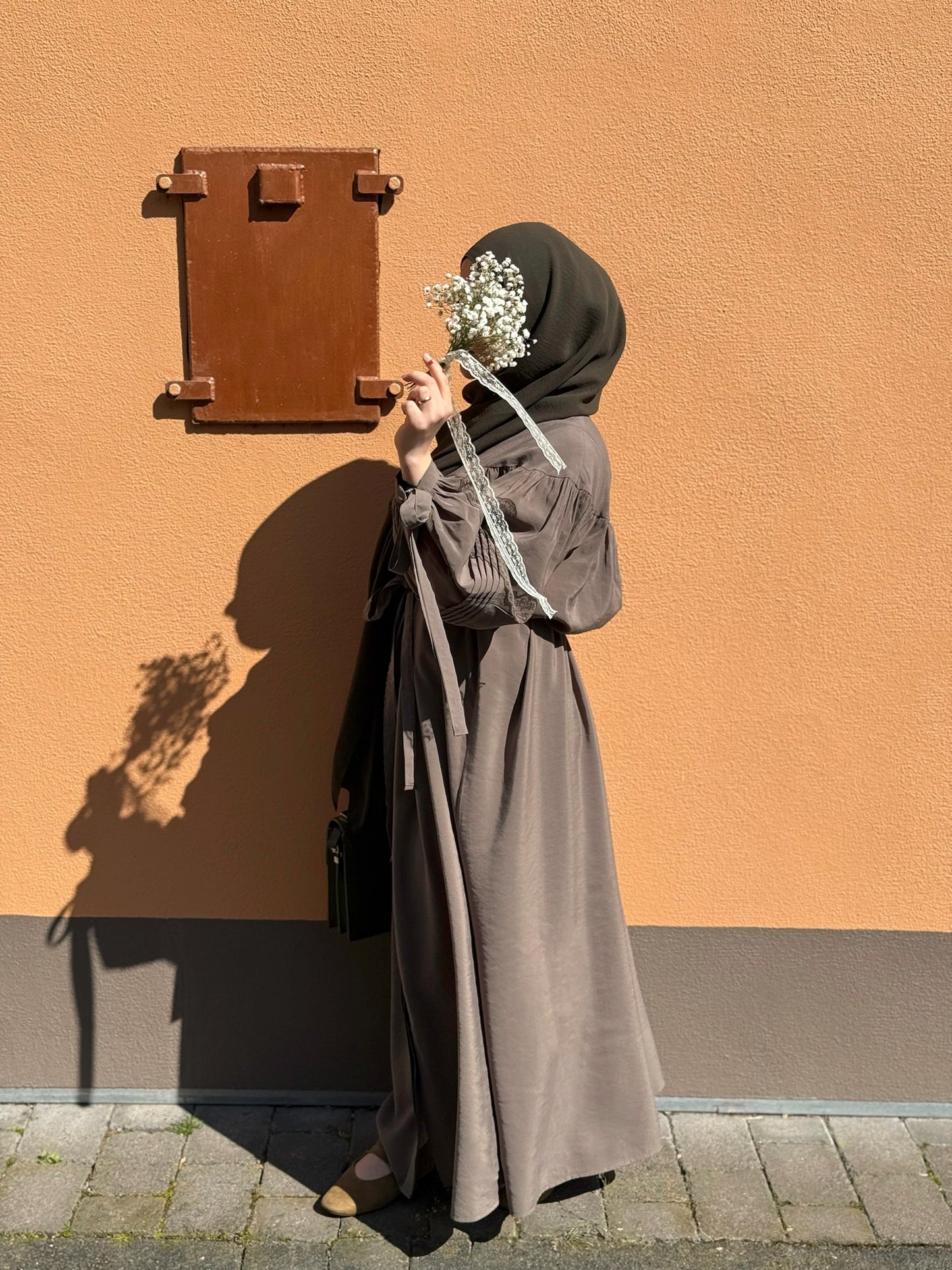 Fließendes Maxikleid mit Bindegürtel - Olive