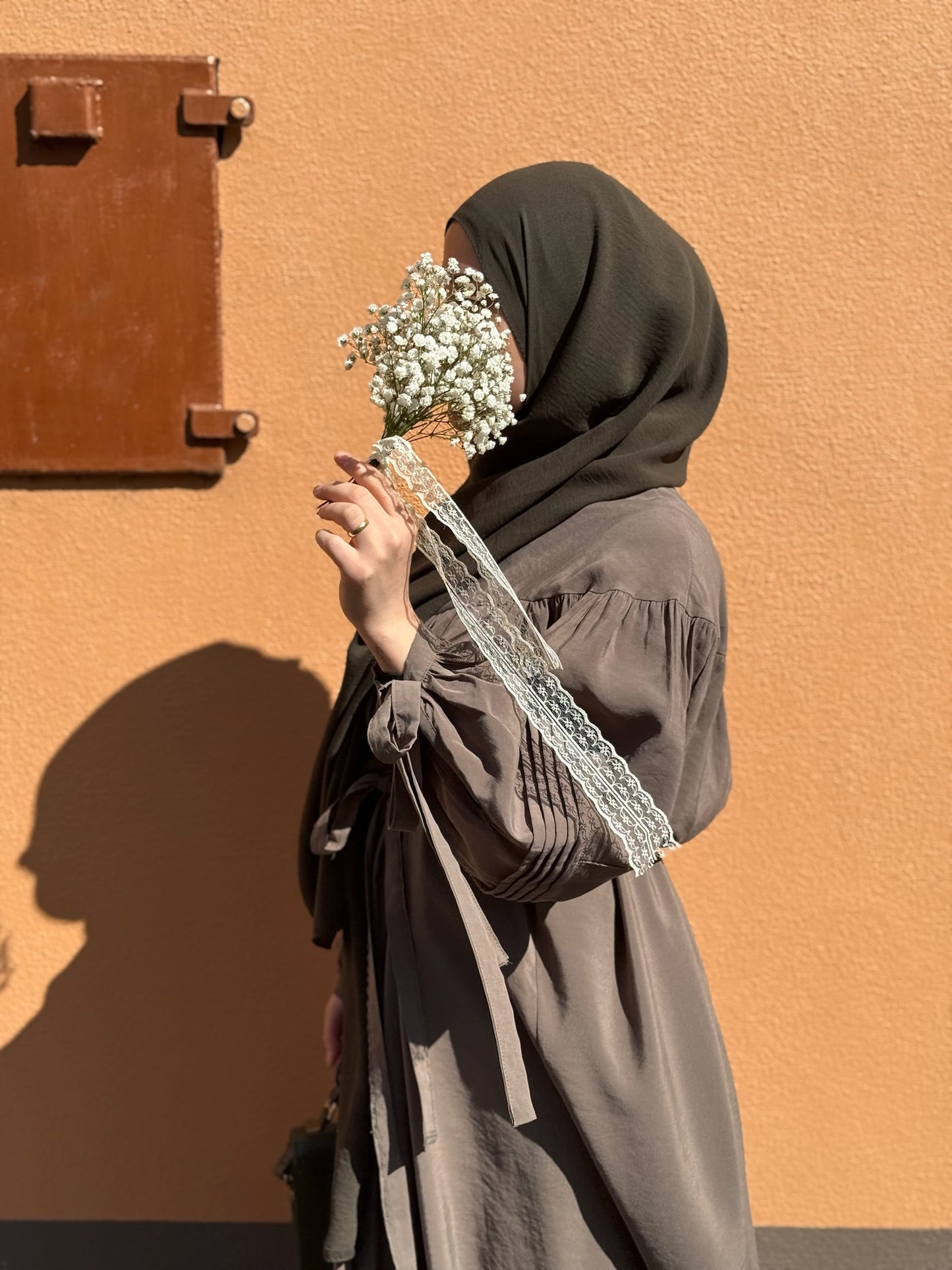 Fließendes Maxikleid mit Bindegürtel - Olive