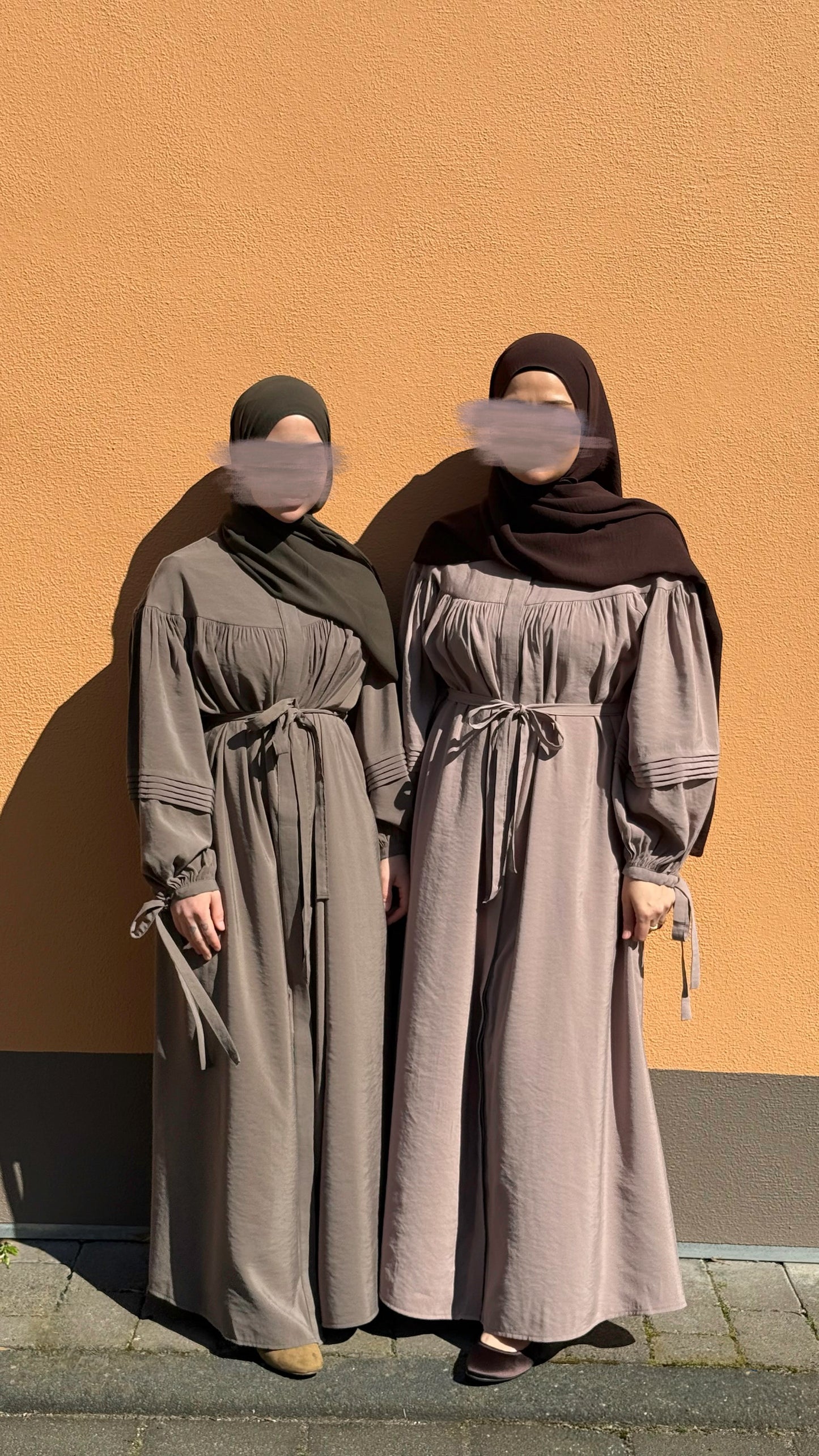 Fließendes Maxikleid mit Bindegürtel - Olive